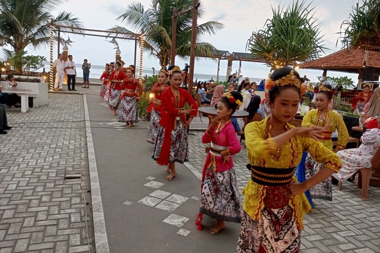 Ritual Senja “Ngukus Layung”, Upaya Pangandaran Menjaga Aroma Budaya Setiap Sabtu Malam