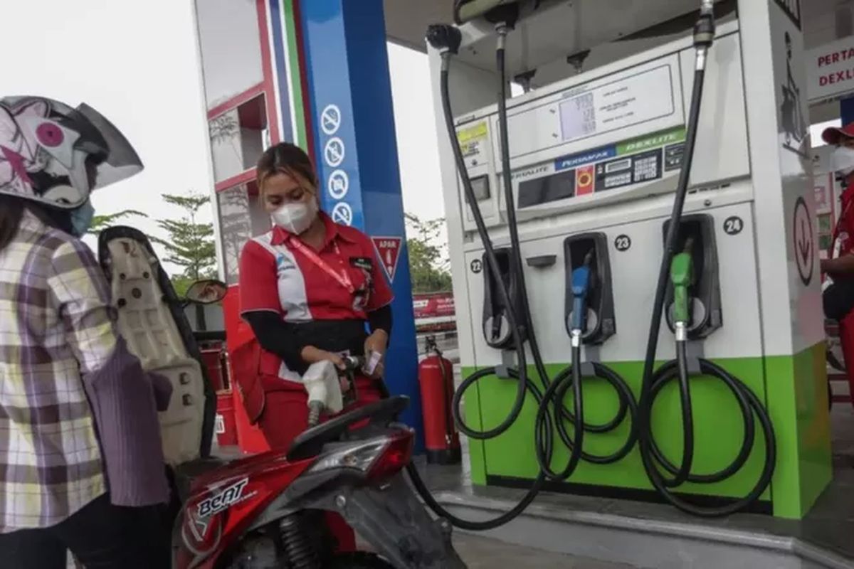 Petugas mengisi bahan bakar minyak (BBM) jenis Pertalite ke sepeda motor konsumen di SPBU Yos Sudarso, Palangkaraya, Kalimantan Tengah, Selasa (5/4/2022).