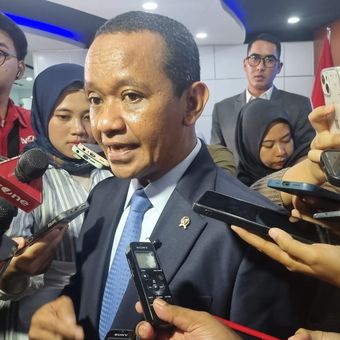Menteri Investasi/Kepala Badan Koordinasi Penanaman Modal (BKPM) Bahlil Lahadalia saat konferensi pers di kantornya, Jakarta, Senin (29/4/2024).