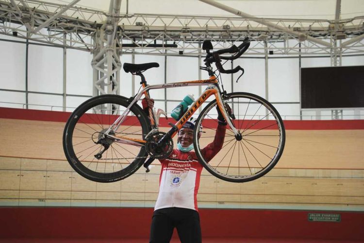 Foto Tarwi Finish di Jakarta International Velodrome dalam perjalanan napak tilas dari Surabaya September 2020.