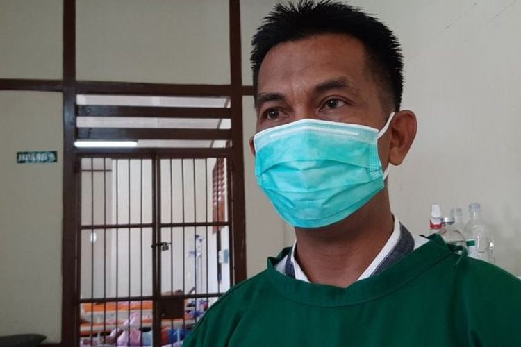 Perawat sekaligus penanggung jawab isolasi Meranti, Nasaruddin, menuturkan kebanyakan pasien psikososial yang terkonfirmasi positif Covid-19, tak menunjukkan gejala