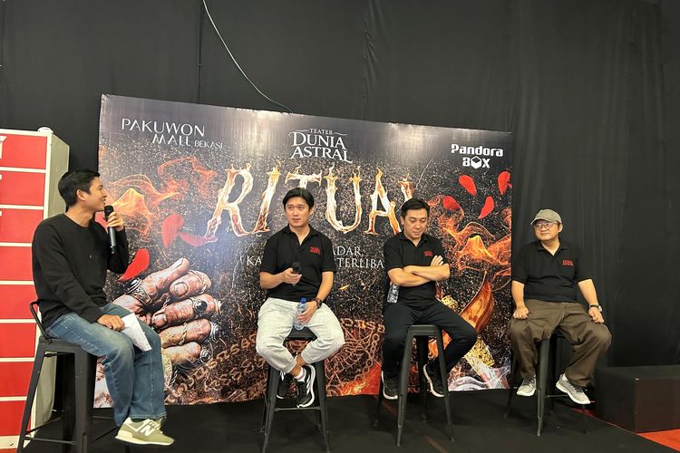 Kreator Pandora Box Billy Billy Junior, bersama konsultan magic Adrian Martinus, dan Luqman Baehaqi sebagai kreator dan penulis Teater Dunia Astral, di Pakuwon Mall Bekasi, Rabu (6/5/2026).