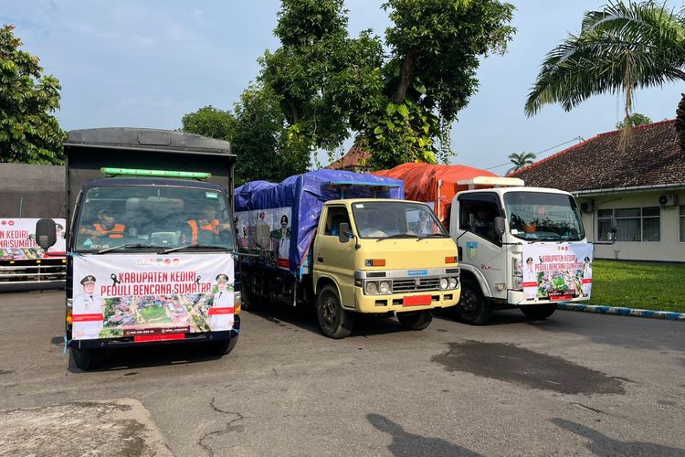 Sebagian truk pengangkut bantuan kemanusiaan Pemkab Kediri, Jawa Timur, untuk masyarakat Sumatera yang terdampak bencana alam, Rabu (3/12/2025).