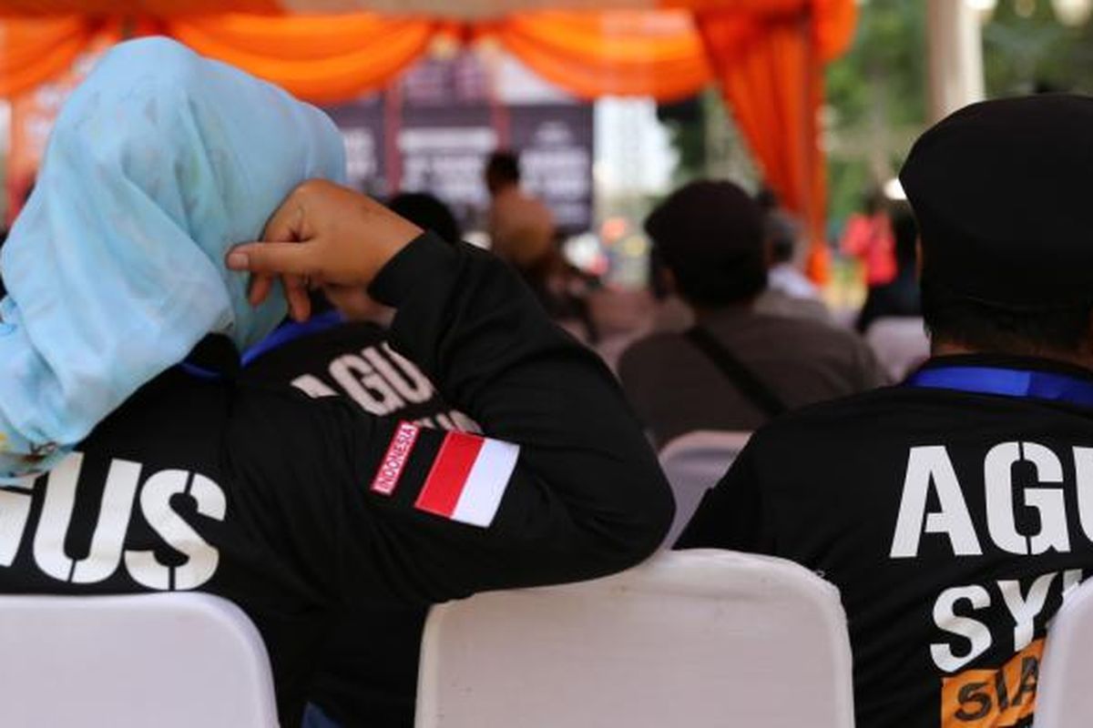 Sejumlah pendukung cagub Dan cawagub Agus-Sylvi di silang barat daya Lapangan Monas, Jakarta Pusat, Sabtu (29/10/2016). Para pasangan calon gubernur dan wakil gubernur yang maju di Pemilihan Kepala Daerah DKI 2017 mendeklarasikan kampanye damai.