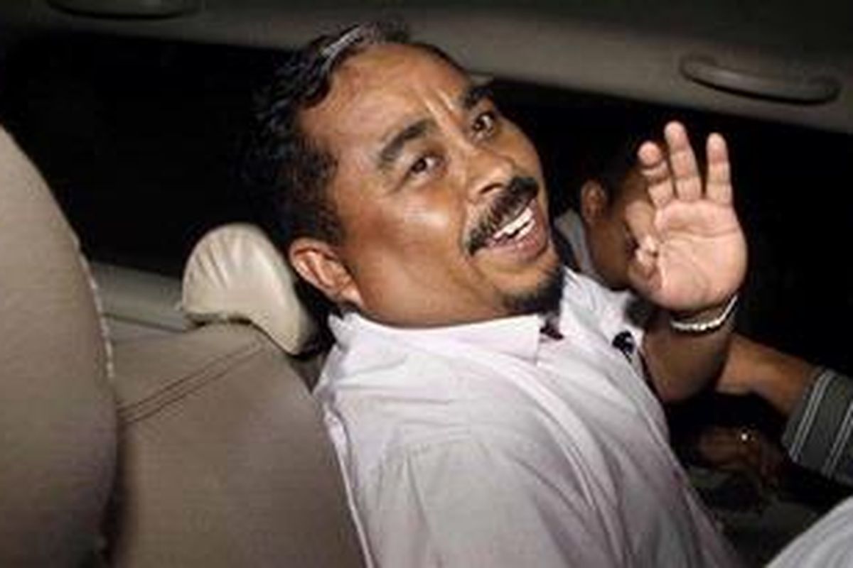 Presiden PKS Luthfi Hasan dijemput Komisi PEmberantasan Korupsi (KPK) di Kantor DPP PKS, Jakarta Selatan, Rabu (30/01/2013). KPK menetapkan Luthfi sebagai tersangka terkait adanya praktik suap impor daging sapi.  