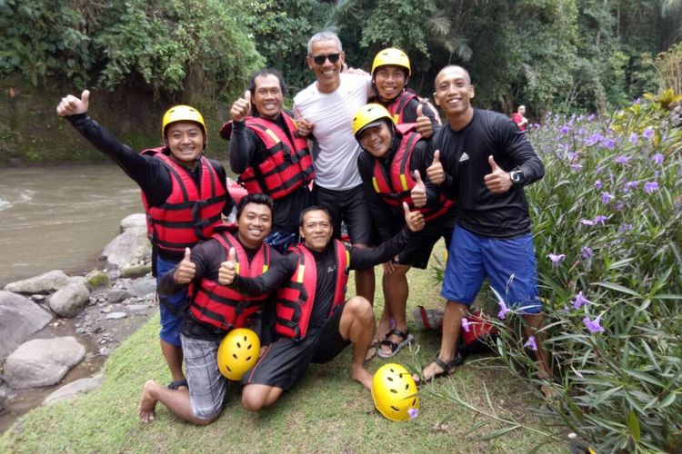 Obama di sela aktivitas rafting di Sungai Ayung, Bali.