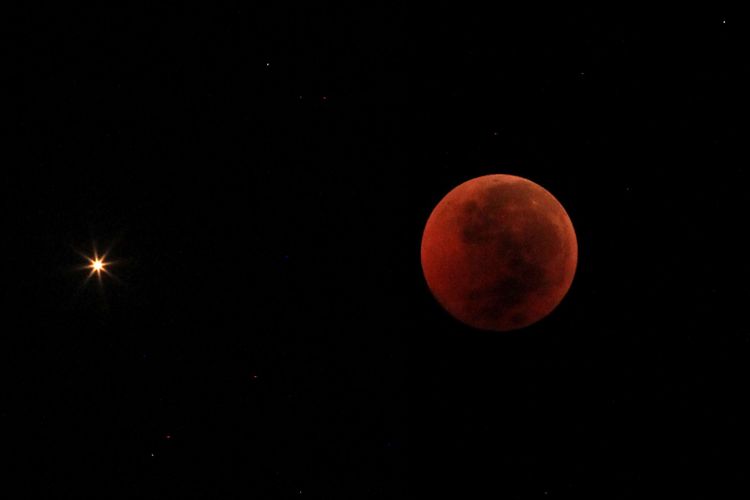 Foto kolase Planet Mars terlihat saat terjadinya fenomena gerhana bulan total di langit Indramayu, Jawa Barat, Sabtu (28/7/2018). Gerhana bulan total tahun ini merupakan fenomena langka karena terjadi selama 1 jam 43 menit atau merupakan gerhana terlama yang terjadi di abad ini.