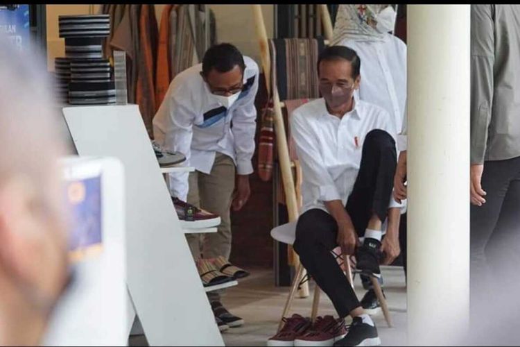 Mampir ke stand UMKM Mandalika, Presiden Jokowi membeli sepatu tenun Pringgasela seharga Rp 350.000