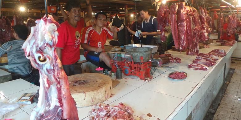 Pedagang daging sapi di Pasar Perumnas Klender, Jakarta Timur. Kamis (13/8/2015).