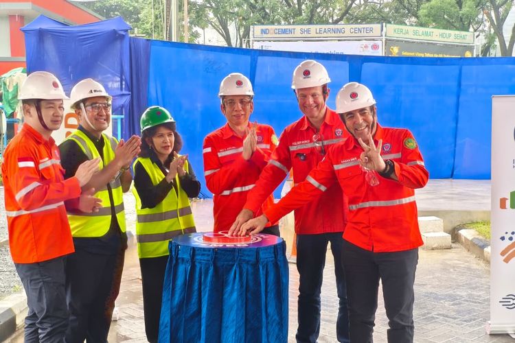 Caption foto: (Dari kiri ke kanan) Direktur Utama PT Pionirbeton Industri Thomas Suryadi, Direktur Utama PT Modula Tiga Dimensi (Modula3D) Adi Bagus Tirto, Direktur PT Bakrie & Brothers Tbk (BNBR) Kartini Sally, Direktur PT Indocement Tunggal Prakarsa Tbk. Troy D. Soputro, Direktur PT Indocement Tunggal Prakarsa Tbk. Holger Mørch, dan Direktur PT Indocement Tunggal Prakarsa Tbk. Hasan Imer.