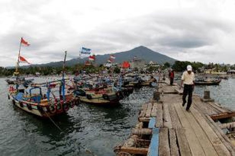 Pelabuhan di Teluk Semangko, Kabupaten Tanggamus, Lampung, Kamis (8/3/2012). Di Sumatera terdapat sesar aktif terbesar kedua setelah sesar San Andreas di Amerika yang membelah Sumatera sepanjang 1.650 kilometer dari Teluk Semangko hingga Aceh. 