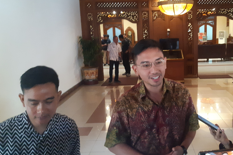 Kanjeng Gusti Pangeran Adipati Arya (KGPAA) Mangkunegara X dan Wali Kota Solo Gibran Rakabuming Raka di Balai Kota Solo, Jawa Tengah, Jumat (7/7/2023).
