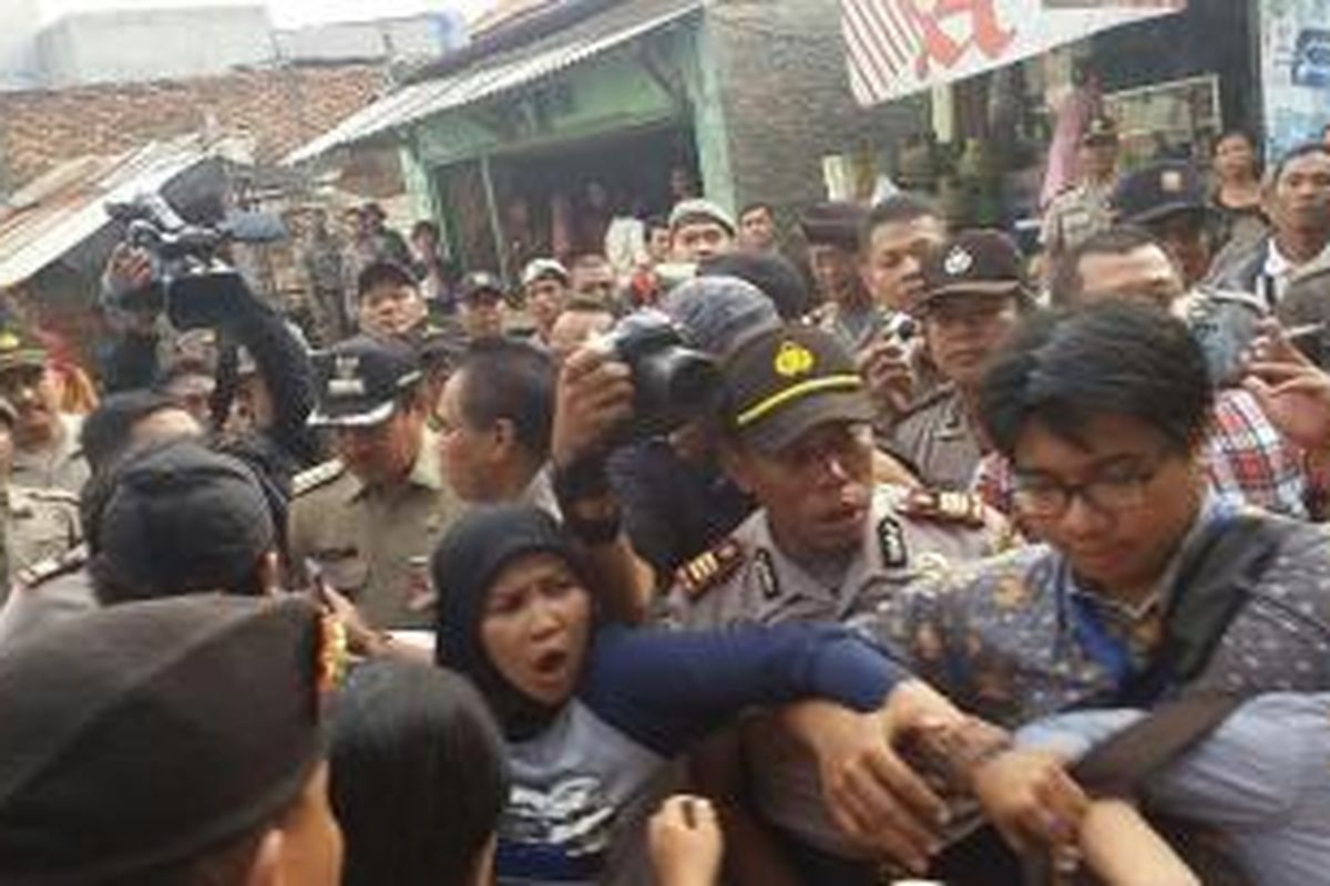 Terjadi kericuhan antara anggota Satpol PP, Kepolisian, dan Lembaga Bantuan Hukum Jakarta sebelum dilakukan penertiban bangunan liar dikawasan Bukit Duri, Tebet, Jakarta Selatan, Selasa (12/1/2016)