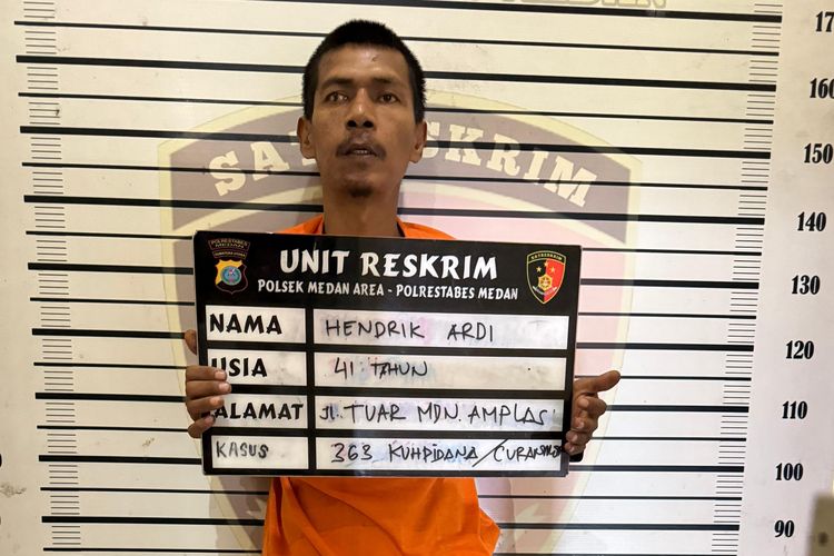 Hendrik Ardi (41) ditahan di Polsek Medan Area pada Kamis (19/6/2025) karena mencuri sepeda motor demi membayar kamar kos dan beli sabu-sabu. 
