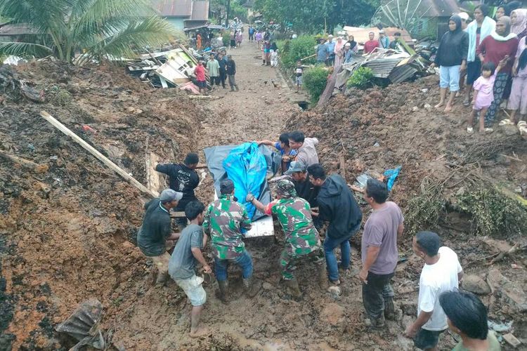 Bencana longsor di Desa Batugodang, Kecamatan Angkola Sangkunur, Tapanuli Selatan (Tapsel), Sumatera Utara. Pangdam I Bukit Barisan, Mayjen Rio Firdianto memberi pesan ke Gubernur Sumatera Utara dan Kapolda Sumut terkait izin tambang.