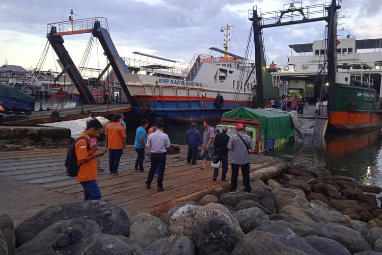 Truk pengangkut tepung yang terjatuh di ramp door kapal Pelabuhan LCM Ketapang Banyuwangi 