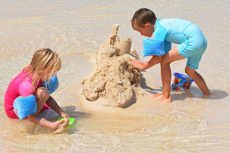 Ilustrasi anak-anak bermain pasir di pantai