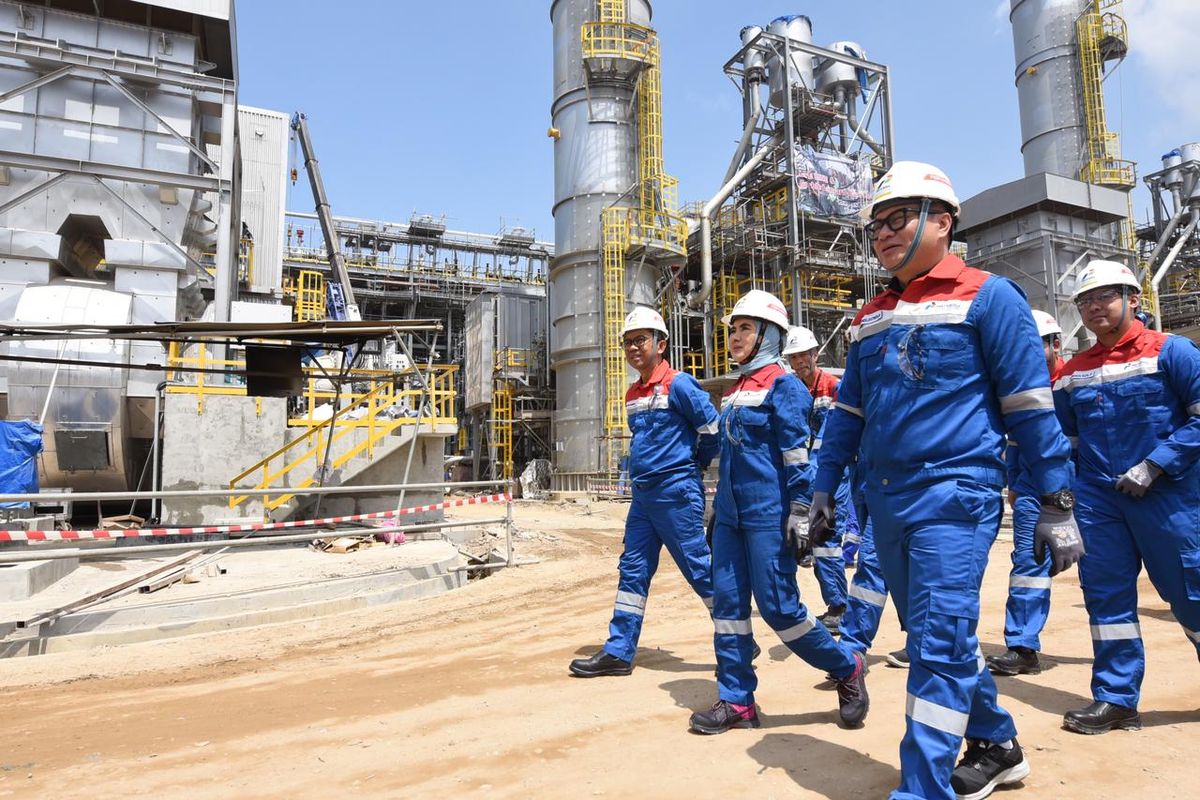 Wakil Menteri BUMN Kartika Wirjoatmodjo bersama Direktur Utama Pertamina Nicke Widyawati, Direktur Utama KPI Taufik Adityawarman meninjau proyek Refinery Development Master Plan (RDMP) di Kilang Pertamina RU V, Balikpapan, Kalimantan Timur pada Rabu (27/9/2023).
