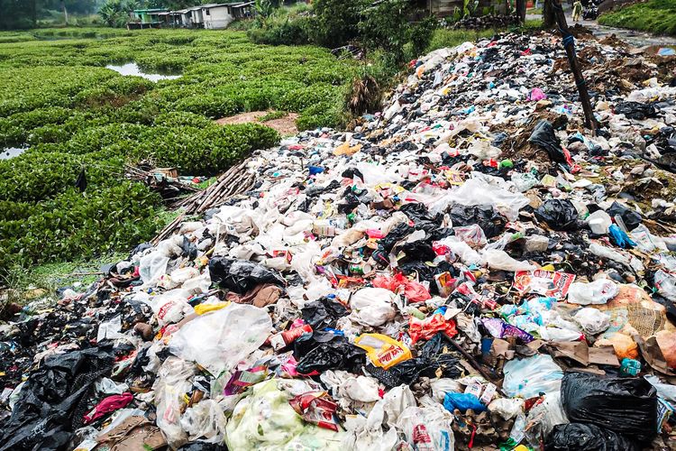 Sampah Pasar di Bandung Barat Dibuang ke Waduk Saguling, Warga Keluhkan Bau Menyengat