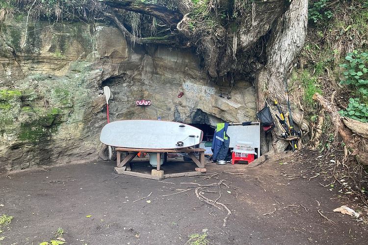 Tunawisma menggunakan gua yang konon pernah menjadi situs pemakaman Maori awal dan kemudian menjadi sekolah ukiran.
