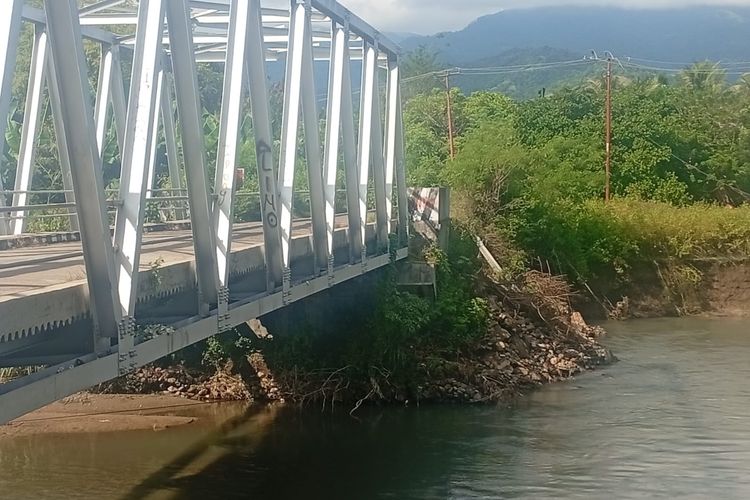 Jembatan Penghubung Antar-Kabupaten di Sikka Nyaris Putus, Warga Cemas
