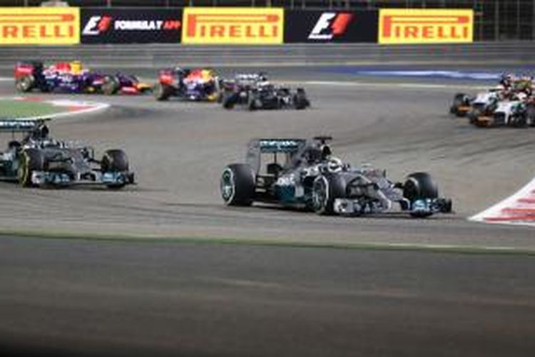 Pebalap Mercedes Lewis Hamilton (kanan, depan) memimipin GP Bahrain di Sirkuit Internasional Bahrain, Sakhir, tepat di depan rekan satu timnya, Nico Rosberg (kiri, depan), Minggu (6/4/2014).