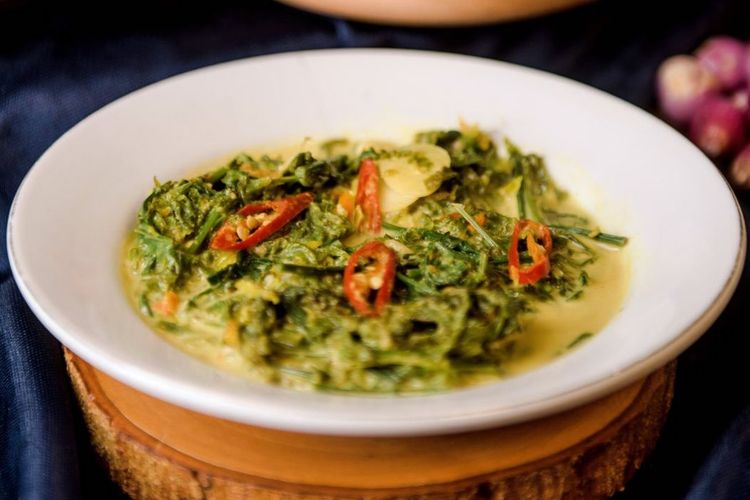 Bahan dan bumbu untuk membuat gulai daun singkong sangat mudah didapatkan.