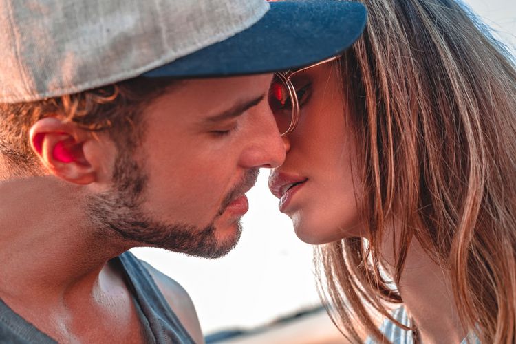 Terkena Herpes Saat Berciuman  Pria Ini Gugat Teman Kencan 