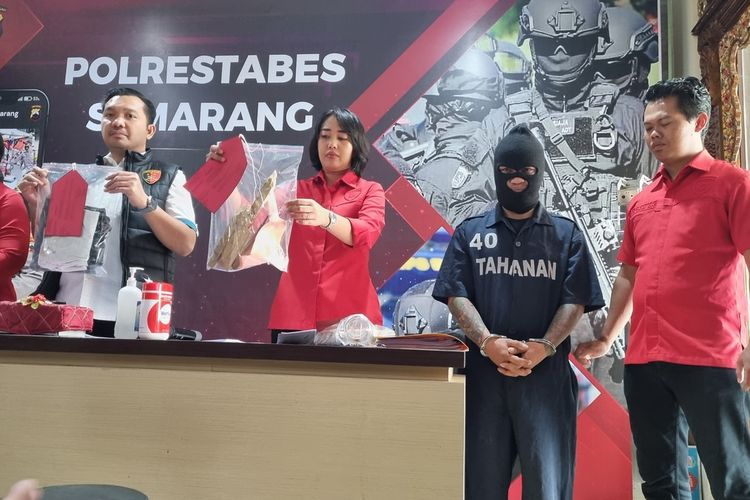 Tersangka KDRT di Semarang menghadiri jumpa.pers di Polrestabes Semarang, Kamis (31/8/2023).