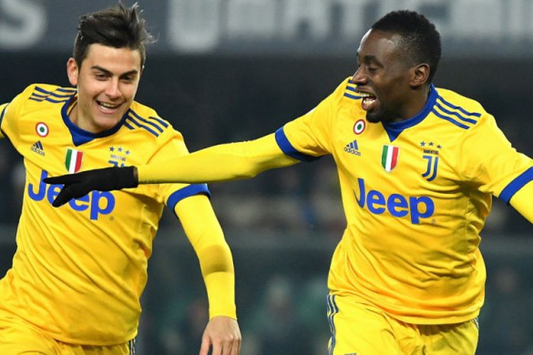 Selebrasi gelandang Juventus, Blaise Matuidi (kanan), bersama Paulo Dybala seusai mencetak gol ke gawang Hellas Verona dalam pertandingan Liga Italia 2017-2018 di Stadion MarcAntonio Bentegodi, Verona, Italia, pada Sabtu (30/12/2017).