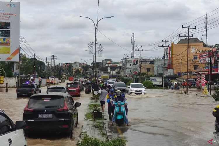 Kawasan Jalan R Soekamto di daerah Kemuning, Kota Palembang, Provinsi Sumatera Selatan, tergenang akibat banjir pada Kamis (6/10/2022).