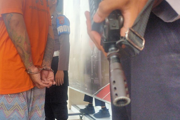 Pemuda penuh tatoo berurusan dengan polisi setelah membawa lari seorang perempuan asal Kalurahan Banjarasri, Kapanewon Kalibawang, Kabupaten Kulon Progo, Daerah Istimewa Yogyakarta.