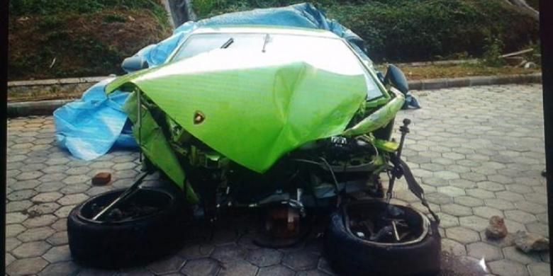 Mobil super mewah Lamborghini bernopol DK 9 RA hancur tak berbentuk bagian depannya setelah kecelakaan tunggal di dekat pintu keluar tol Joglo, Jakarta Barat, Minggu (21/9/2014) pukul 07.00. 
