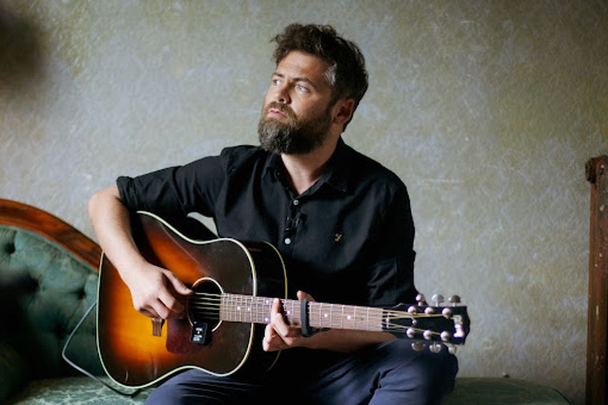 Passenger adalah penyanyi Inggris yang bernama asli Michael David Rosenberg.