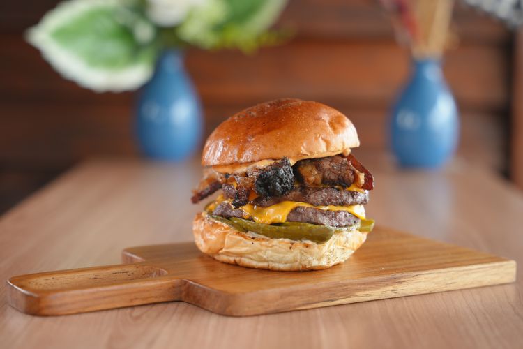 Metaverse, burger berisi brisket asap dan patty daging sapi australia di 2080 Burger, Ancol.