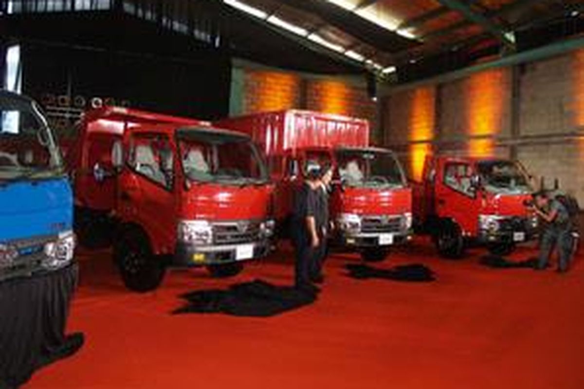 Toyota memperkenalkan beberapa aplikasi Dyna sebagai kendaraan komersial.