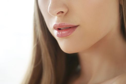 3 Tips Bikin Ombre dengan Lip Shine, Bibir Tampak Penuh