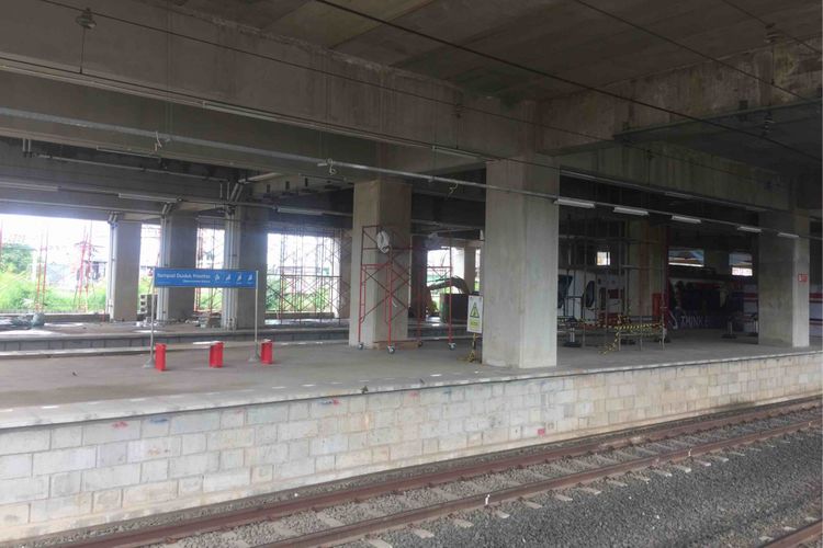 Jalur 10 di Stasiun Manggarai ditutup sejak 23 Januari 2019. Hal itu dilakukan guna mempercepat revitalisasi Stasiun Manggarai. Jalur 10 yang biasa ditempati KRL jurusan Jakarta-Depok/Bekasi akan dialihkan ke jalur 8, 5, dan 4. Meski penutupan telah berlansung selama tiga hari, tidak tampak adanya penumpukan penumpang di Stasiun Manggarai. Sejumlah penunjuk arah dipasang begitu juga dengan petugas stasiun yang mengarahkan para penumpang, Sabtu (26/1/2019).