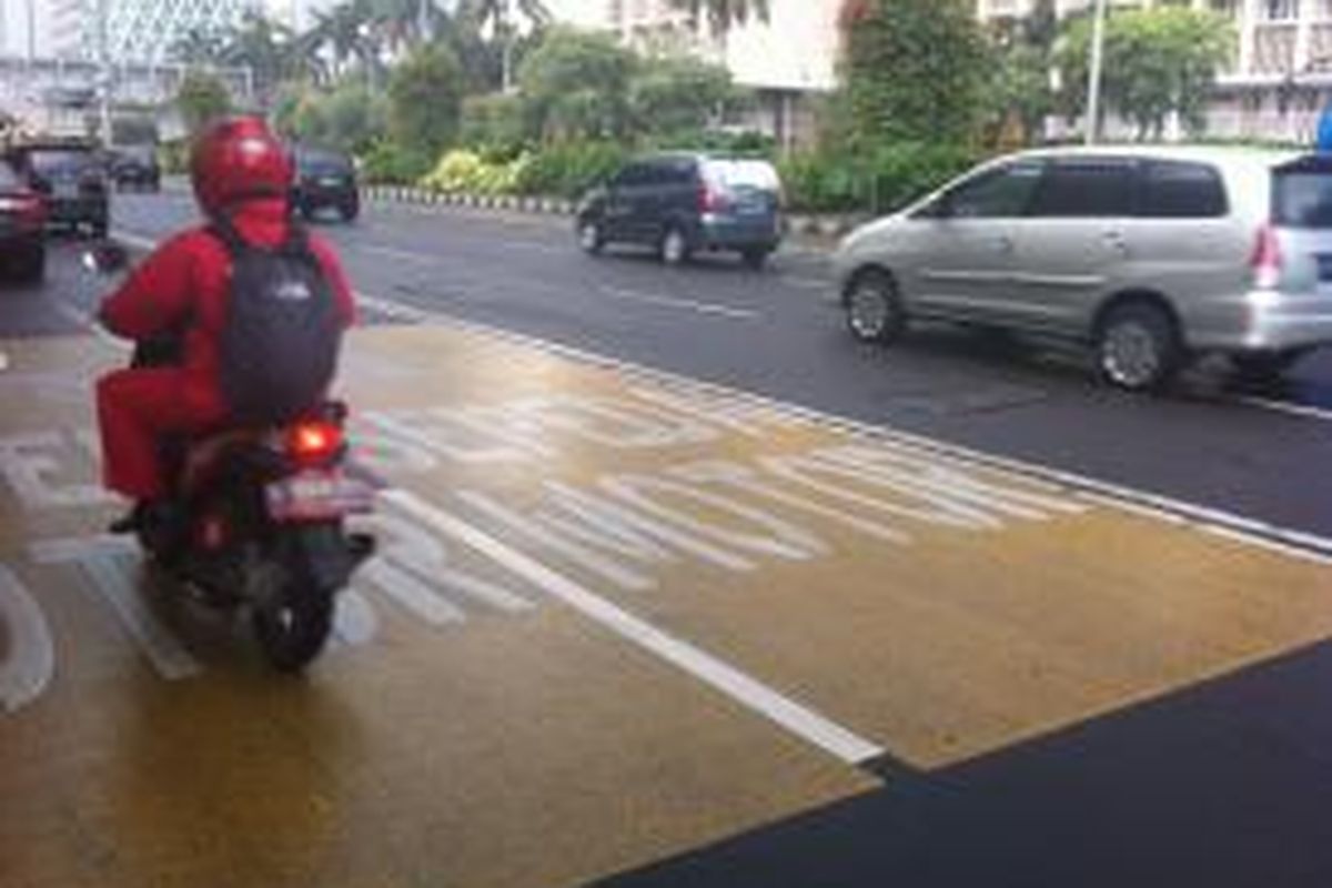 Kondisi Jalan MH Thamrin, Jakarta Pusat, sebelum dilakukan pelarangan sepeda motor, Selasa (16/12/2014).