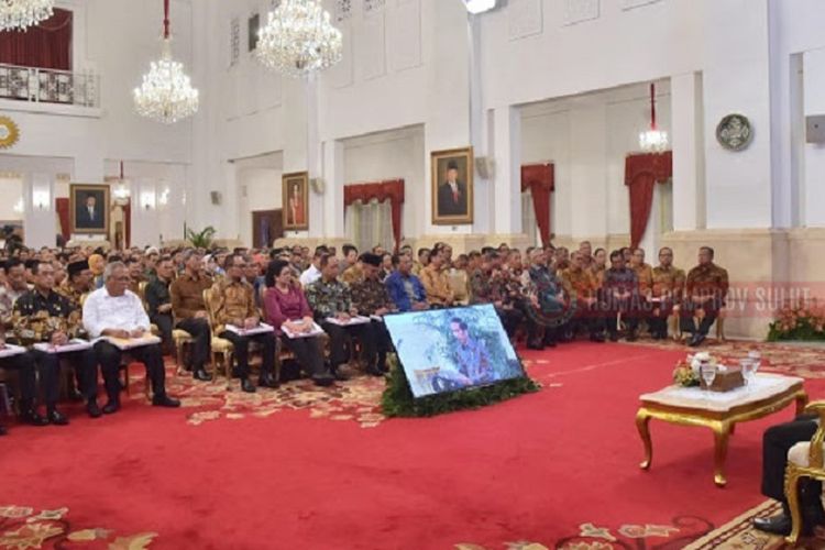 Persiden Jokowi dalam acaran penyerahaan Pelaksanaan Anggaran (DIPA) dan Buku Daftar Alokasi Transfer Ke Daerah dan Dana Desa Tahun 2019 ke pimpinan provinsi, kementerian/lembaga non kementerian di Istana Negara, Jakarta, Selasa (11/12/2018).