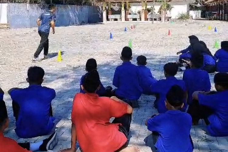 Siswa SRMP 29 Pamekasan melaksanakan olahraga di halaman sekolah, Kamis (16/10/2025).