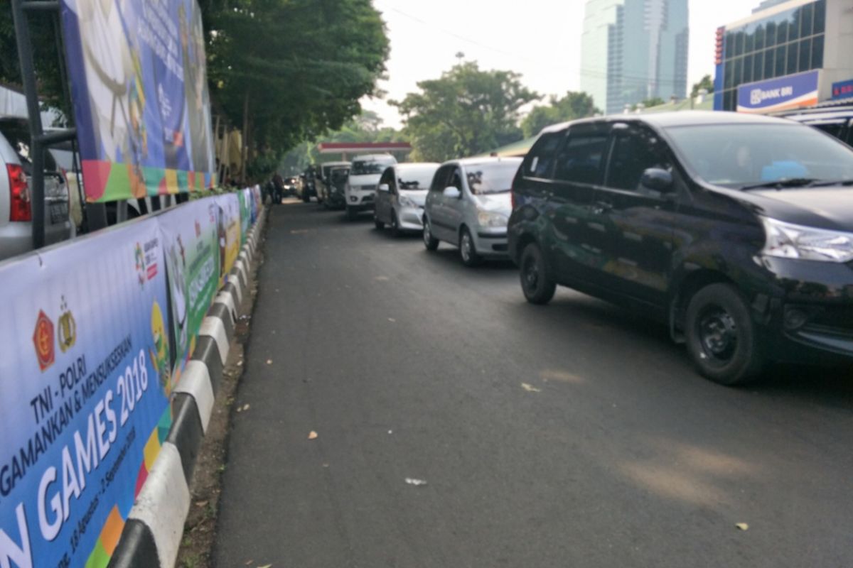 Kendaraan mengular akibat akses keluar masuk kendaraan di Mapolda Metro Jaya terpusat satu pintu hari ini, Senin (14/5/2018). 