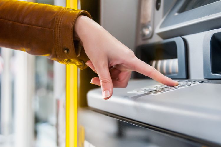 Cara mengambil uang di ATM BCA dengan kartu dan tanpa kartu 