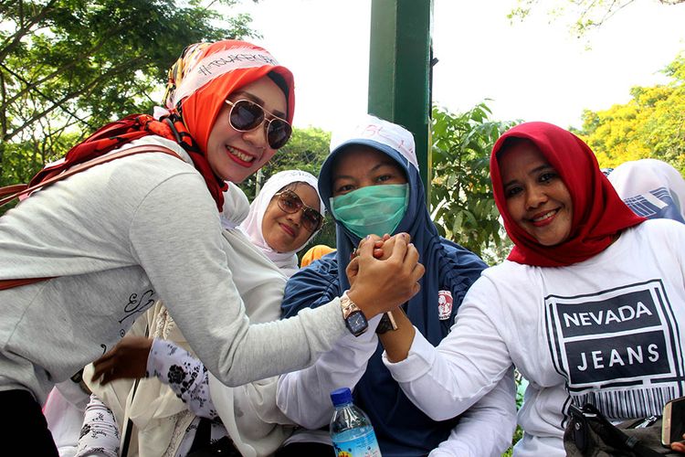 Aktivis perempuan memberi semangat kepada Nuril agar tidak takut melaporkan tindakan pelecehan, diharapkan semua perempuan harus berani melapor