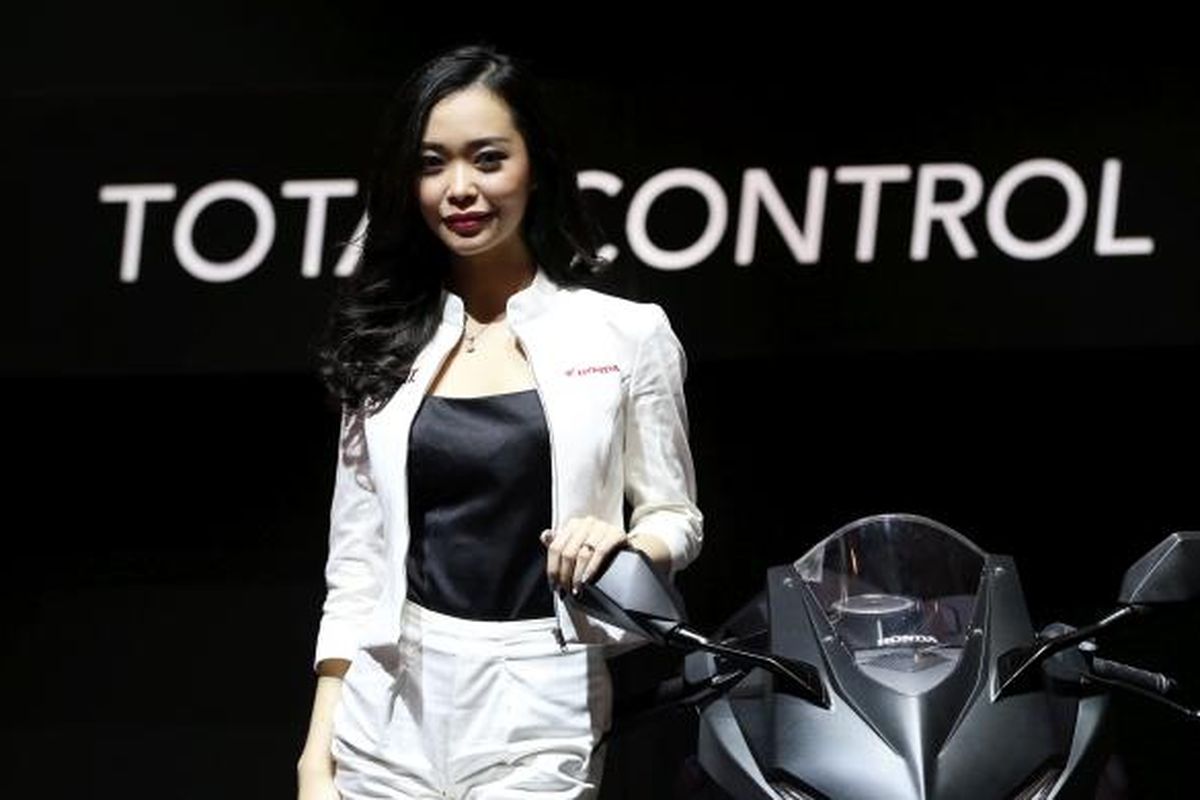 Sales promotion girl berpose saat Indonesia Motorcycle Show 2016 di Jakarta Convention Center, Kamis (3/11/2016). Pameran motor ini akan berlangsung hingga 6 November mendatang. KOMPAS IMAGES/KRISTIANTO PURNOMO