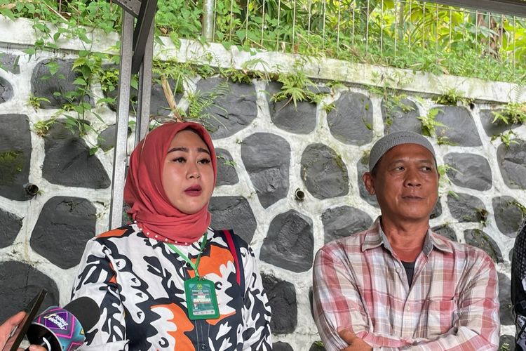 Shelvie Hana dan ayahnya, Cecep Wijaya, saat ditemui di Pengadilan Agama (PA) Depok, Jawa Barat, Selasa (28/3/2023). 