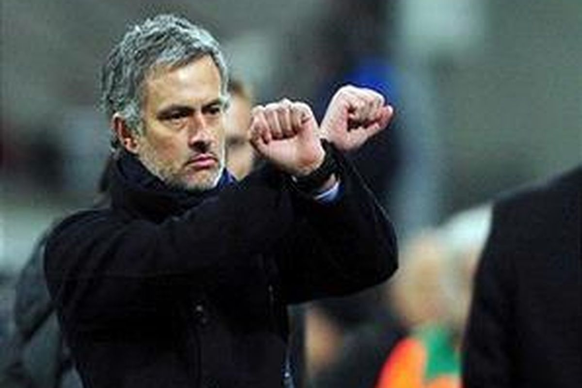 Pelatih Inter Milan, Jose Mourinho, membuat gerakan seolah siap diborgol. Ini dilakukan karena kecewa kepada keputusan wasit.