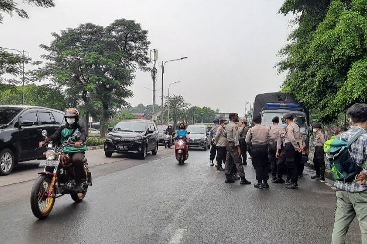 Suasana lalu lintas di depan Pengadilan Negeri (PN) Jakarta Timur masih terpantau lancar, Selasa (30/3/2021), pukul 10.30 WIB. Belum ada pergerakan massa simpatisan Rizieq Shihab.