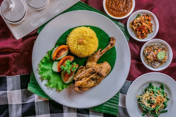 Sajian andalan di Bebek Bengil, kuliner legendaris di Bali. 