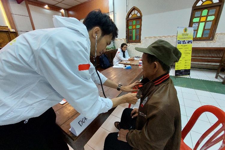 Seorang warga terdampak kebakaran Gunung Merbabu memeriksakan kesehatan yang difasilitasi Yellow Clinic
